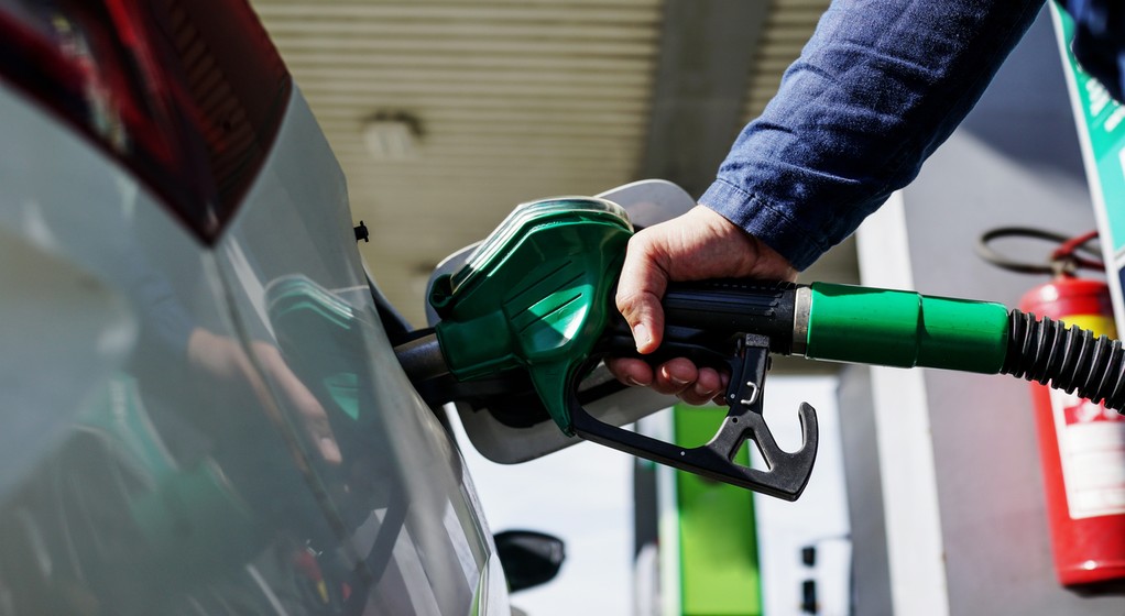 Na stacjach benzynowych można tankować taniej nawet bez promocji. Wystarczą dwie karty