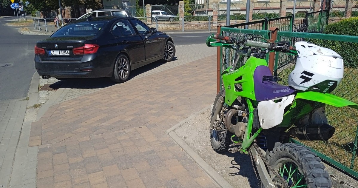 Kierowca tego motocykla miał 1,4 promila alkoholu w organizmie i jechał na motocyklu bez tablicy rejestracyjnej
