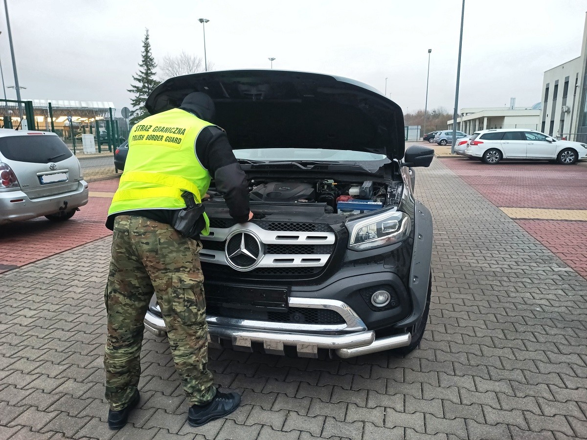 Mercedes poszukiwany w Niemczech został odzyskany przez Straż Graniczną w Zosinie