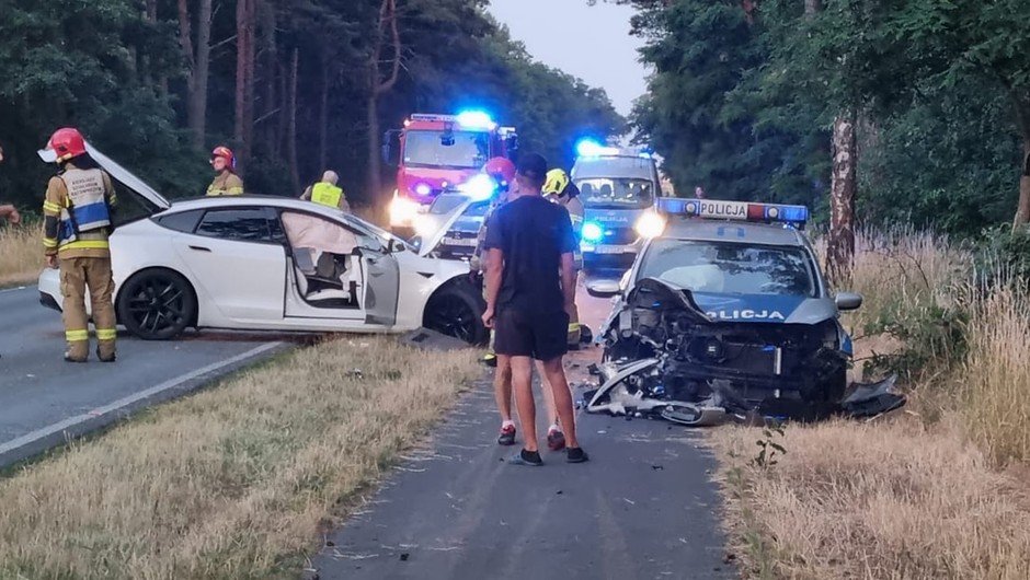 Wypadek z udziałem radiowozu i Tesli