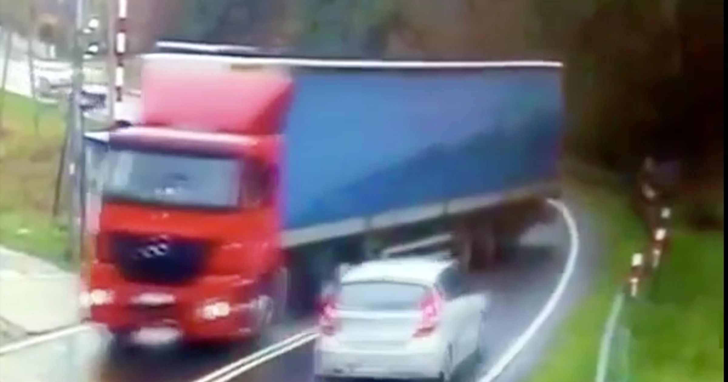 Naczepa ciężarówki staranowała auto osobowe