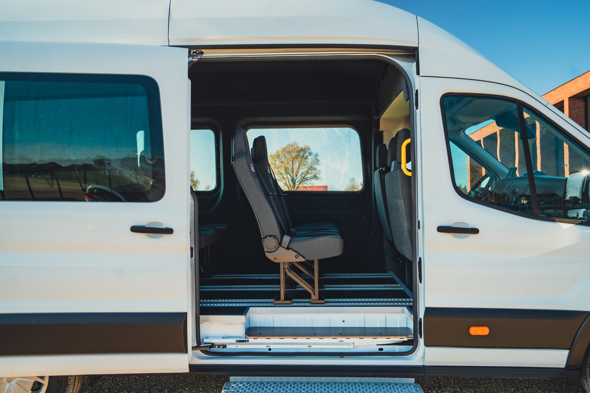 Ford Transit z podnośnikiem dla wózków inwalidzkich