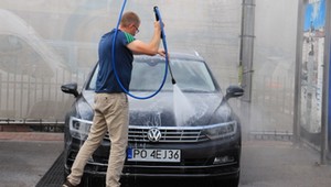 Czy wiesz, jak korzystać z myjni? Zamiast umyć auto, możesz je uszkodzić