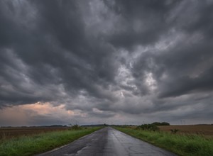 Uwaga kierowcy. W poniedziałek opady i burze w przeważającej części Polski