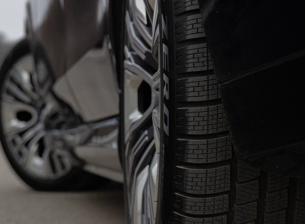 Gdy obudziła się rano, jej BMW za 300 tys. już nie było. To nie wszystko