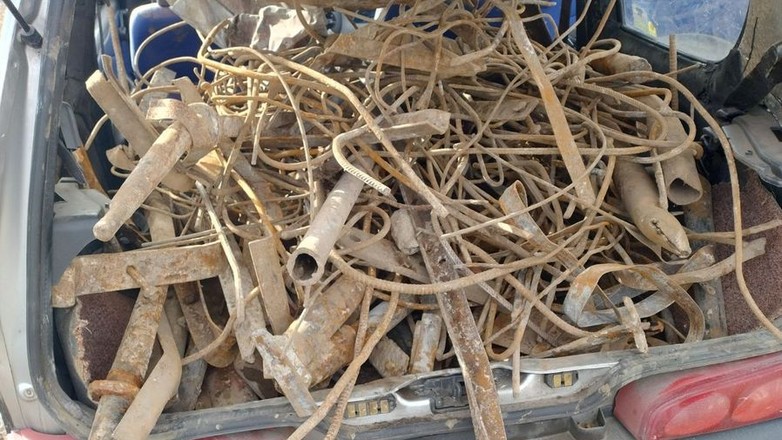 Załadowali złom do Seicento, ale policjanci i tak dogonili ich na piechotę