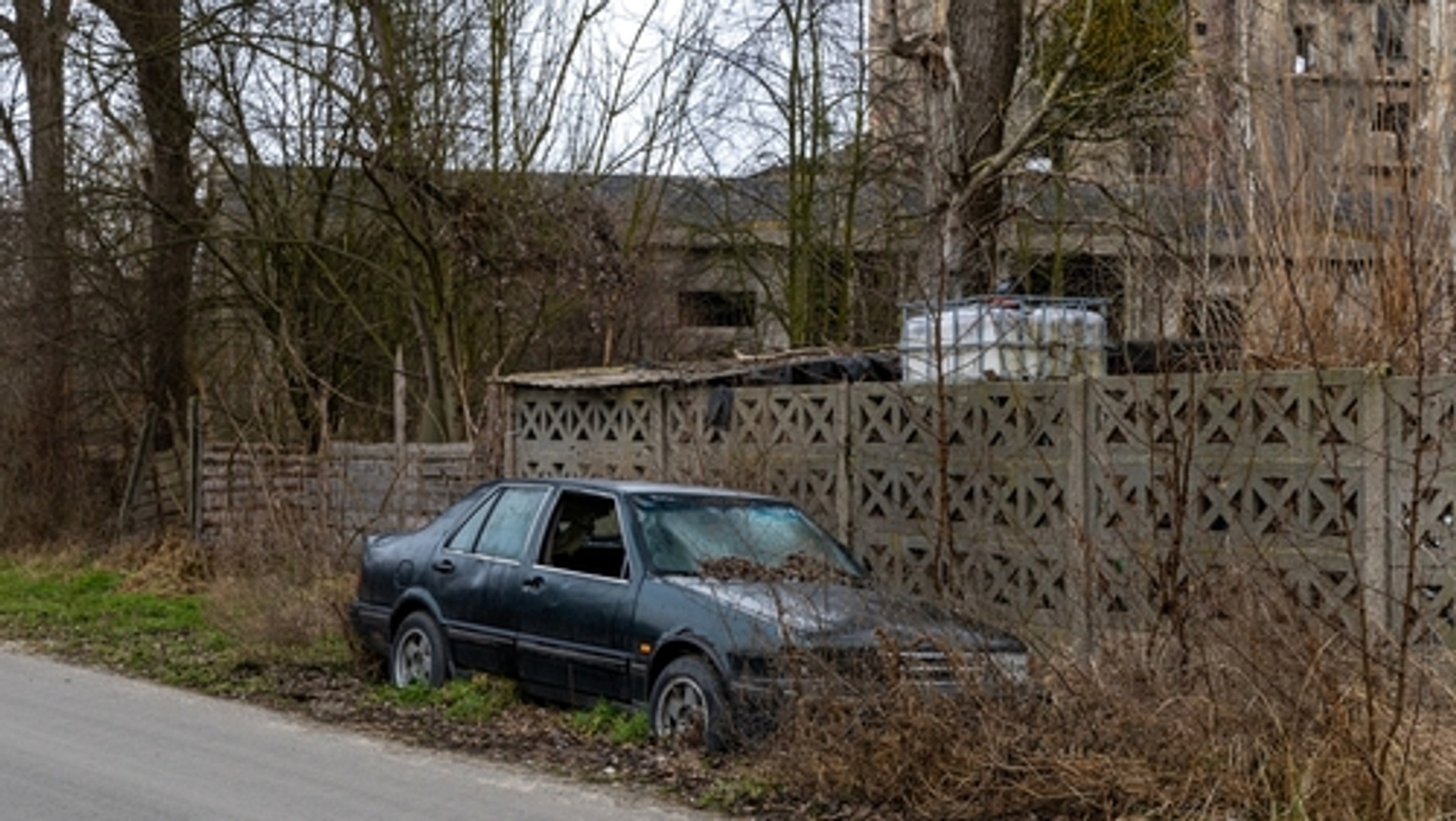 Porzucone i zniszczone auto może stwarzać zagrożenie dla innych uczestników ruchu