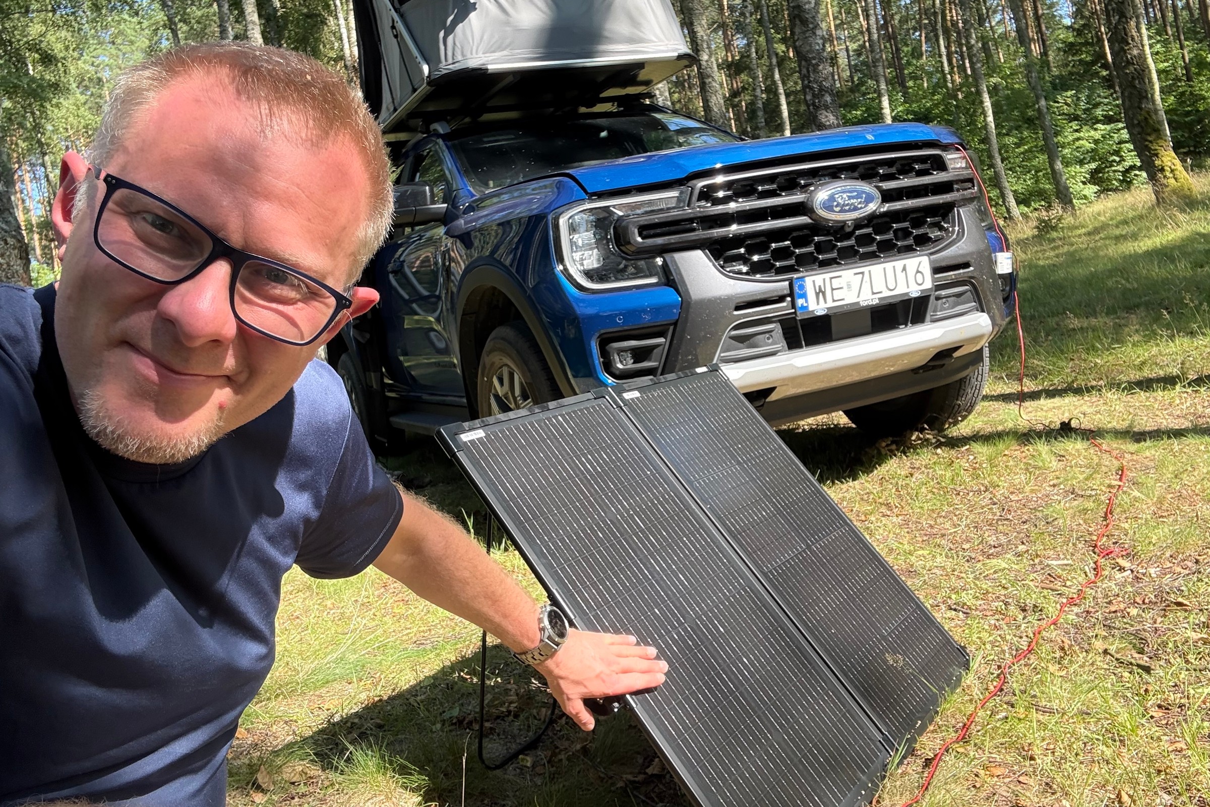 Pojechałem na biwak, gdzie nie ma prądu. Wziąłem lodówkę i przenośny panel solarny. Tak to działa w praktyce