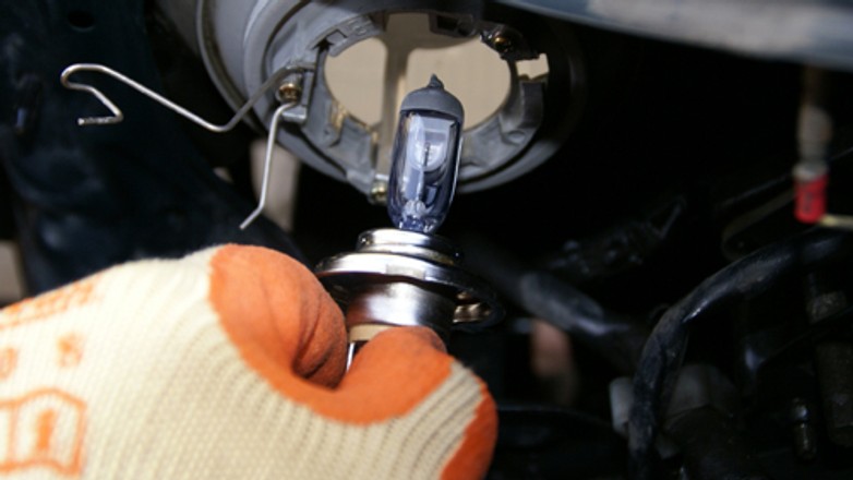 Wymieniamy żarówki w 35 samochodach