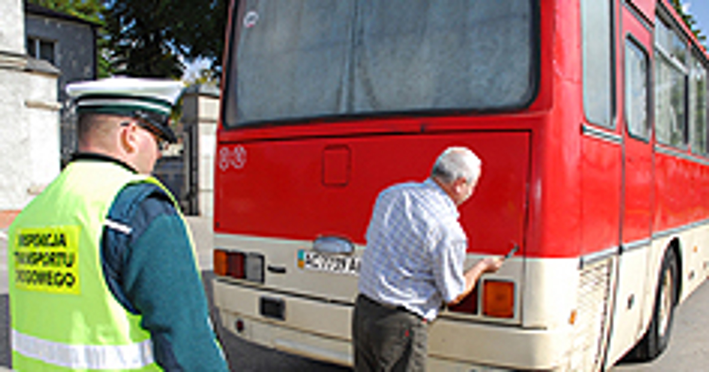 Autobusy w kłębach dymu