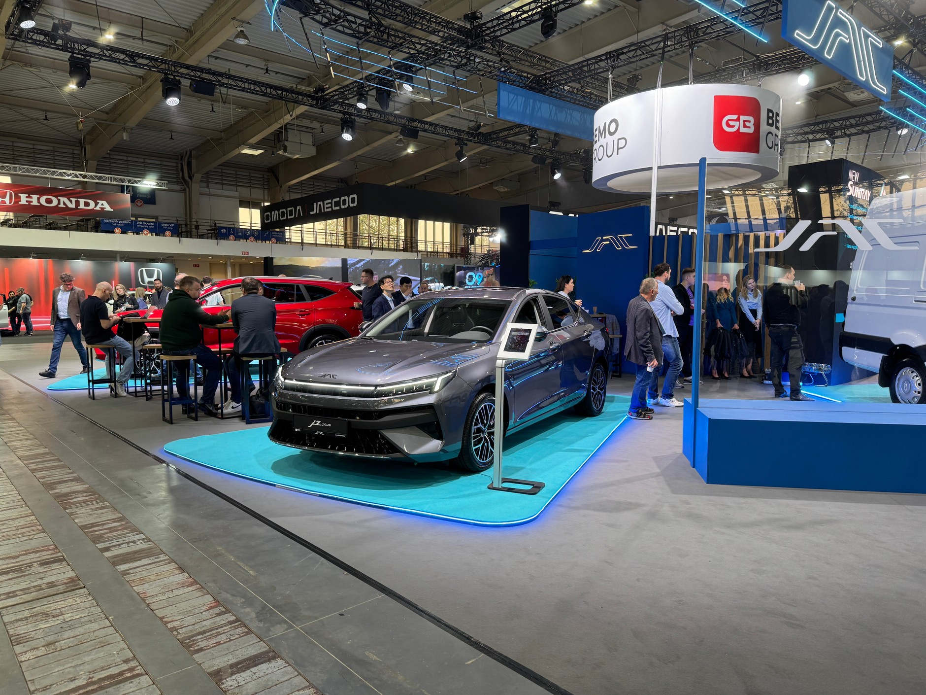 Ekspozycja chińskich samochodów na targach Poznań Motor Show 2025
