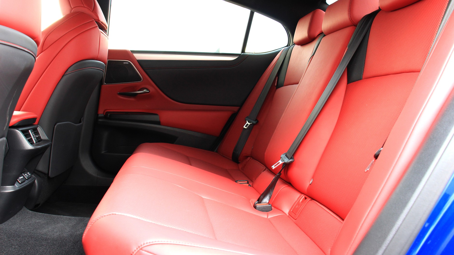 Lexus ES 300h, czyli nowy konkurent hybrydowej „Piątki” i „E-Klasy” | Test