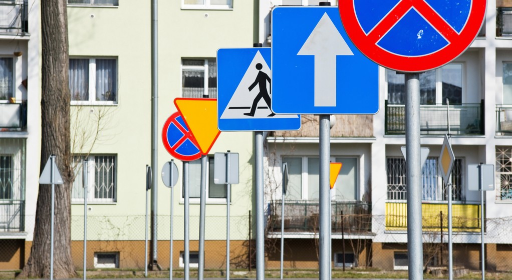 Nagromadzenie znaków drogowych