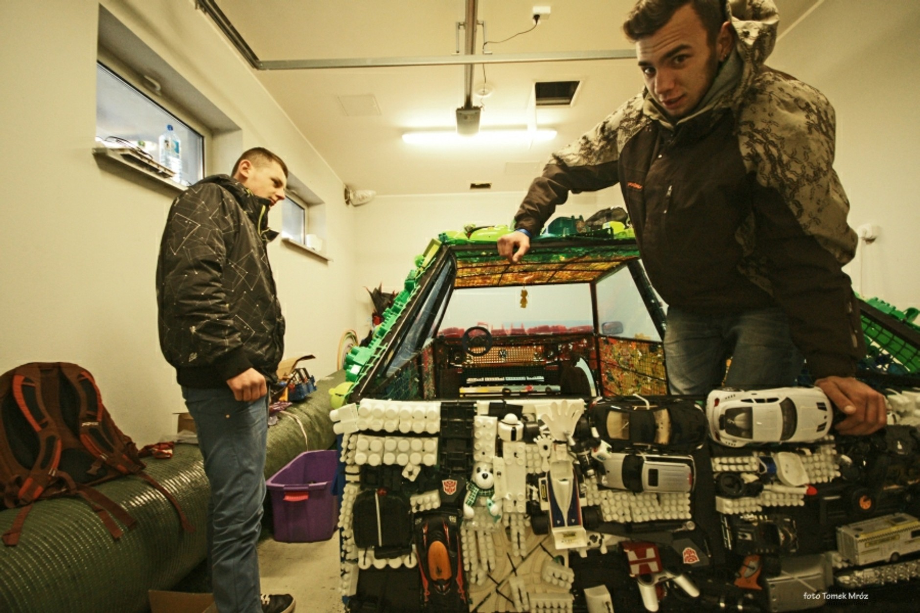 Volkswagen Golf zbudowany ze starych zabawek