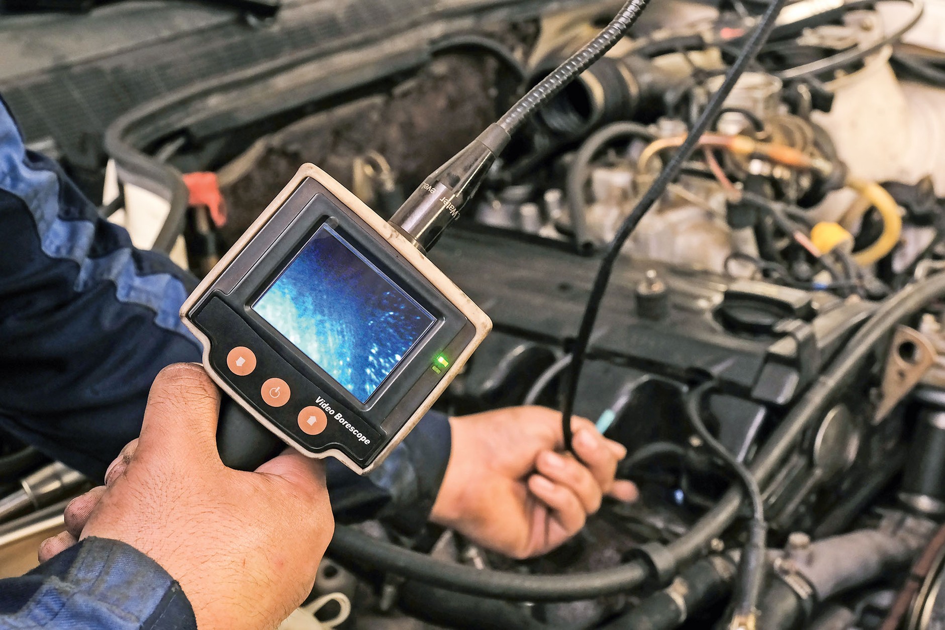 Badanie silnika endoskopem