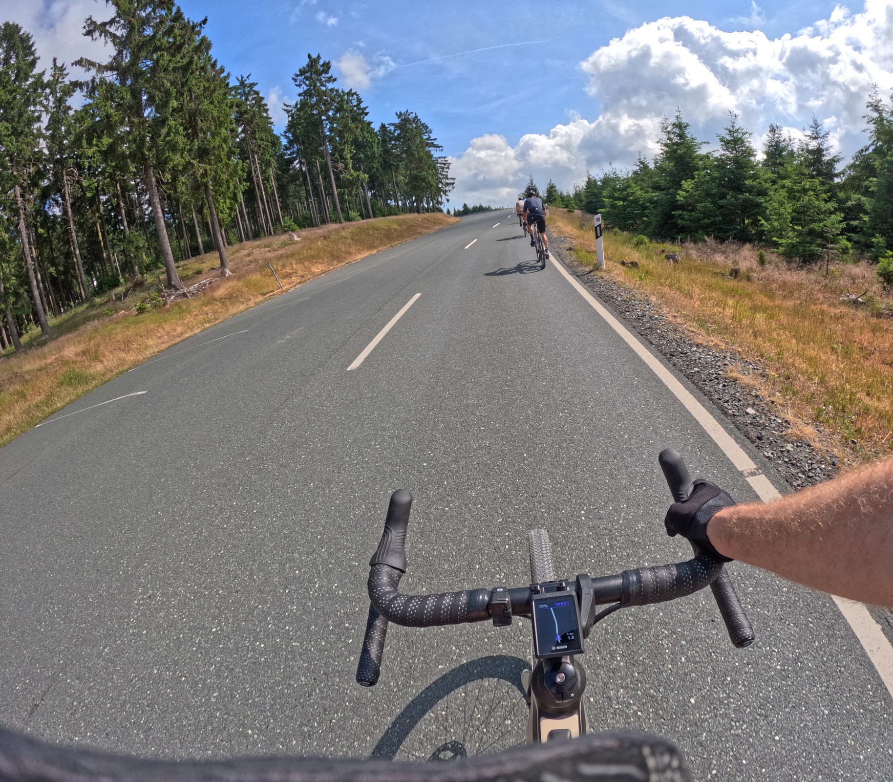 Lekki elektryczny napęd w gravelu niemal w ogóle nie przeszkadza na płaskim, natomiast przyspiesza nas na podjazdach. W górach taki rower pozwala zupełnemu amatorowi albo seniorowi nadążyć za kolegami, którym "noga dobrze podaje"