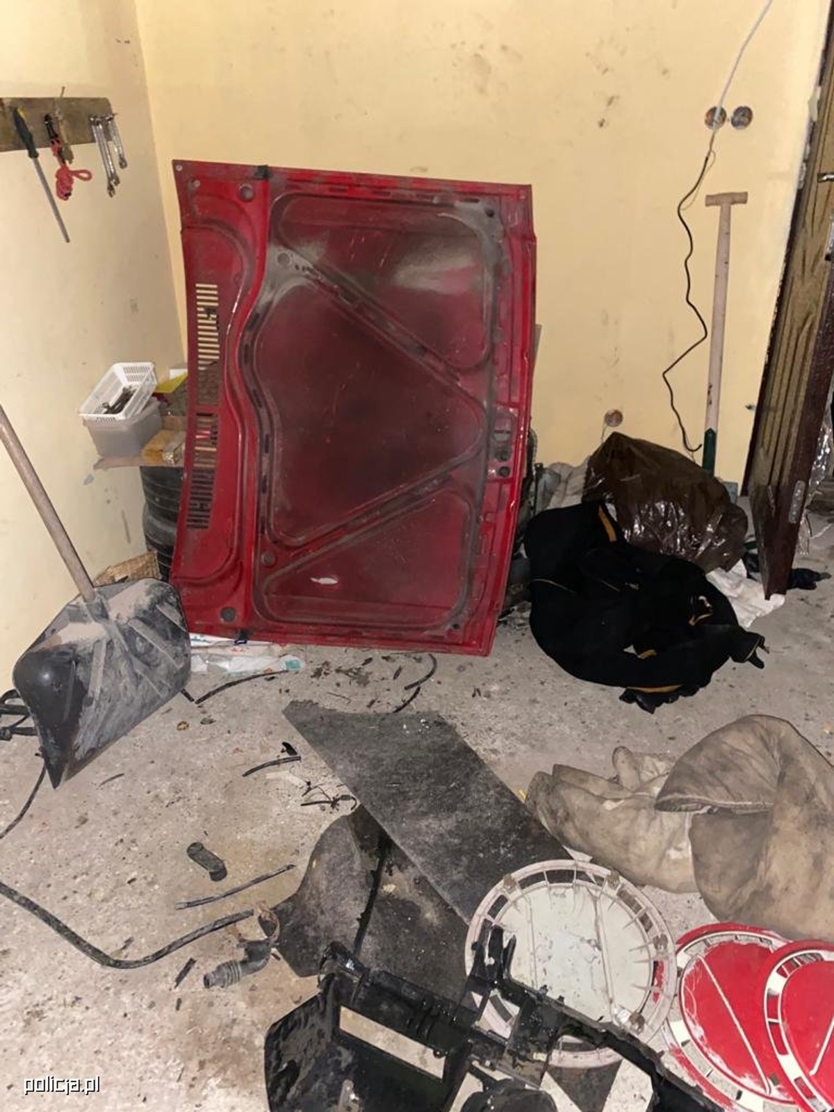 Policja zlikwidowała "dziuplę" i odzyskała siedem skradzionych aut