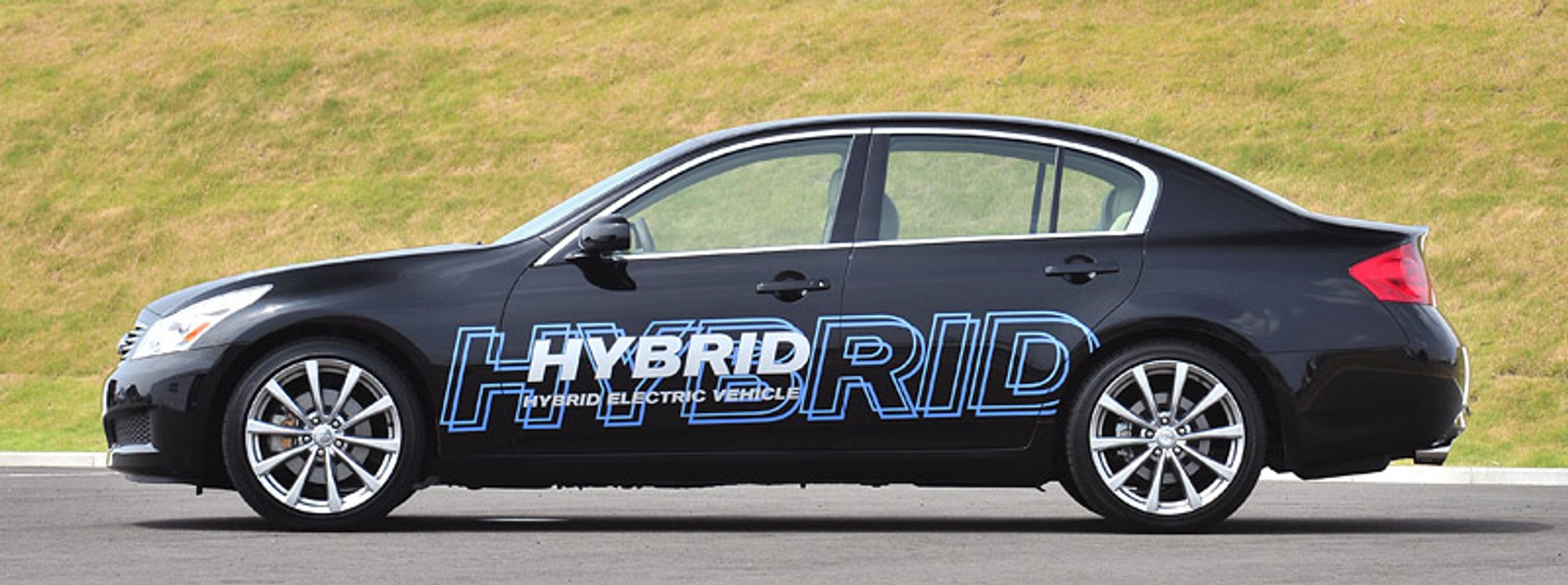 Nissan zaprezentował hybrydowe Infiniti, elektromobil i nowe ogniwa litowe