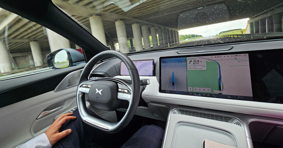 Xpeng G9. Elektrycznym autem w trasę, w dodatku w okolice, które uchodzą za wyjątkowo nieprzyjazne wobec aut elektrycznych. Bez oszczędzania energii – 125 km na godz. na liczniku, to równe 120 km/godz. według GPS-u.