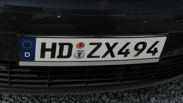 Tak wyglądają tablice rejestracyjne wydrukowane „prywatnie”. Jeździć na nich jednak – choć niektórym się wydaje inaczej – nie wolno