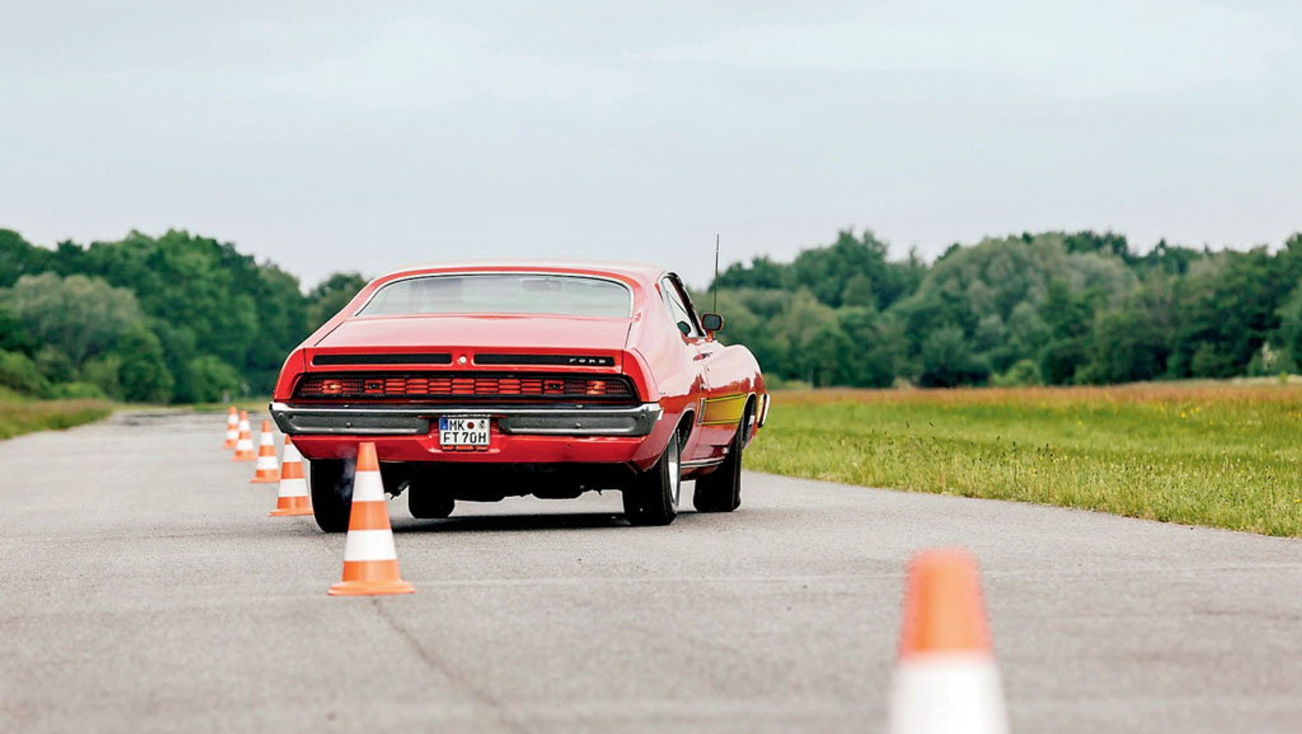 Ten tył nie jest tak rozpoznawalny, jak w Mustangu czy Camaro, jednak stylistom należy się uznanie za zgrabne zakończenie nadwozia