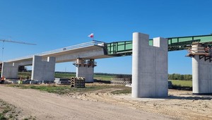 Wielka i ekspresowa budowa nad Narwią. Rośnie most trasy Via Baltica [WIDEO]