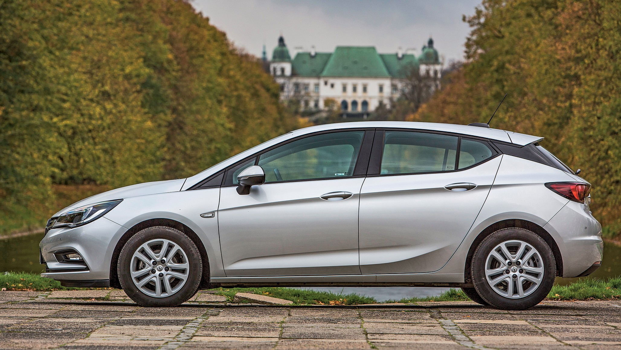 Astra to jedno z młodszych aut w tym zestawieniu (debiut w 2015 r.), a więc i jedno z bardziej nowoczesnych. O ile np. Octavia mogła mieć lampy full LED dopiero od 2017 r. (modernizacja), o tyle w Astrze były one dostępne od początku (także w wersji matrycowej!). 