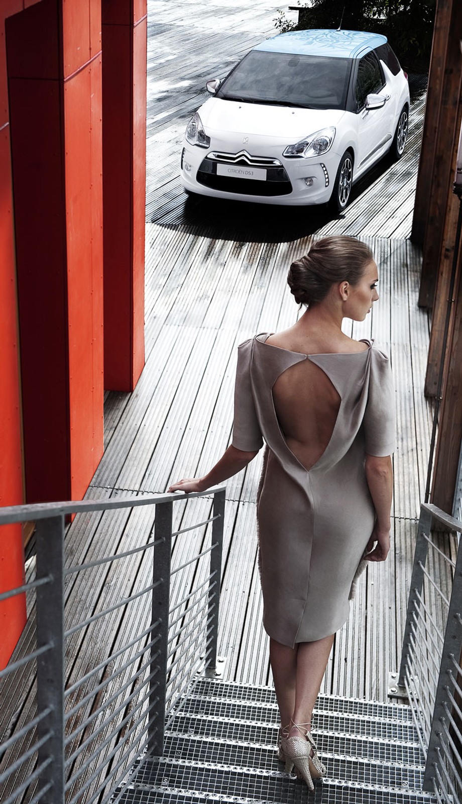 Dziewczyna i Citroen kuszą