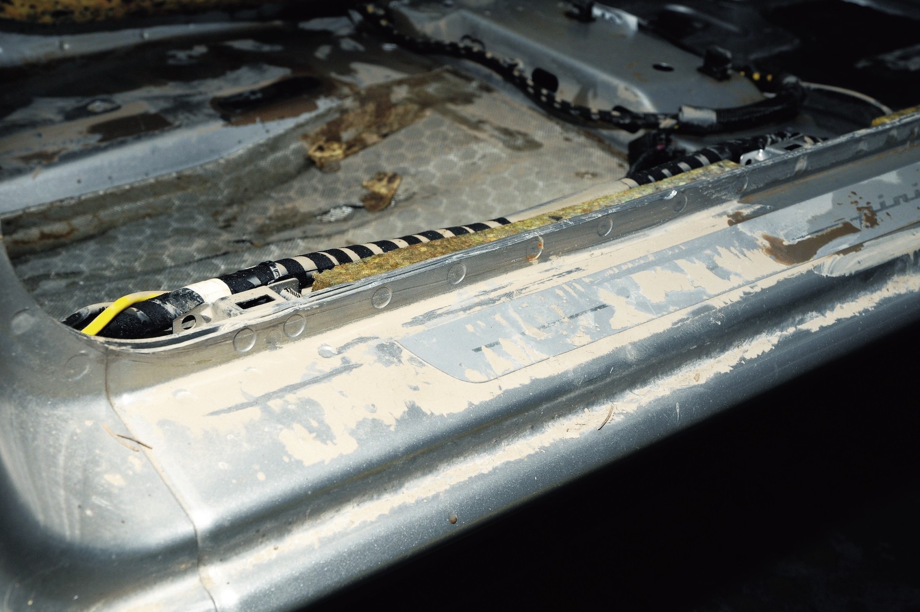 Muł można usunąć z nadwozia tylko „dla oka”. Całkowicie pozbyć się go nie sposób