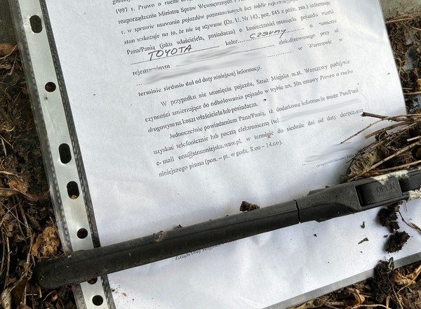 Kartka za wycieraczką pozostawionego samochodu. Po tygodniu zniknął z ulicy