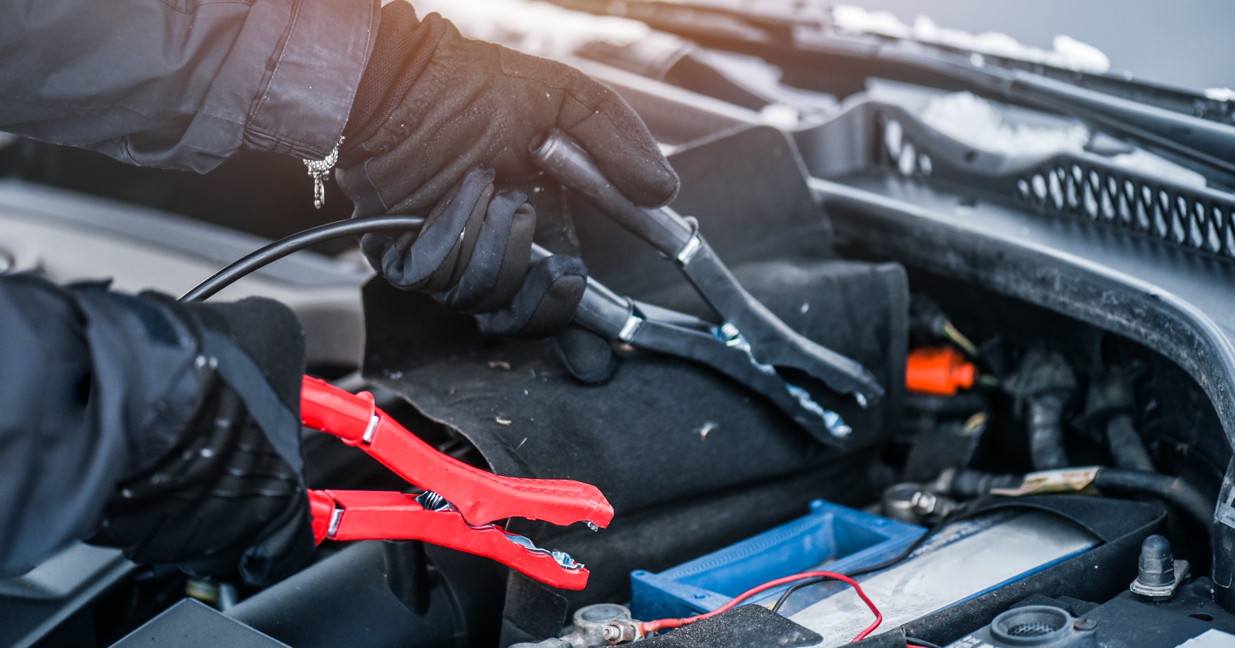 Na mrozie można awaryjnie uruchomić samochód, można akumulator podładować, ale niekoniecznie w bezpieczny sposób naładować do pełna