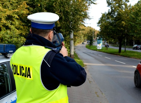 Kierowca bmw zignorował znak. Stracił prawo jazdy