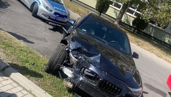 Pijackie wyczyny kierowcy BMW. Uszkodził 6 zaparkowanych samochodów