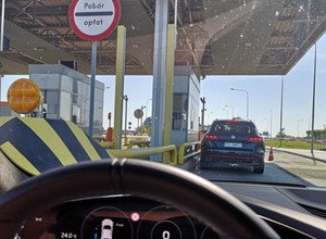 Kierowcy elektryków zwolnieni z opłat za autostrady do końca wakacji. Jest jeden haczyk