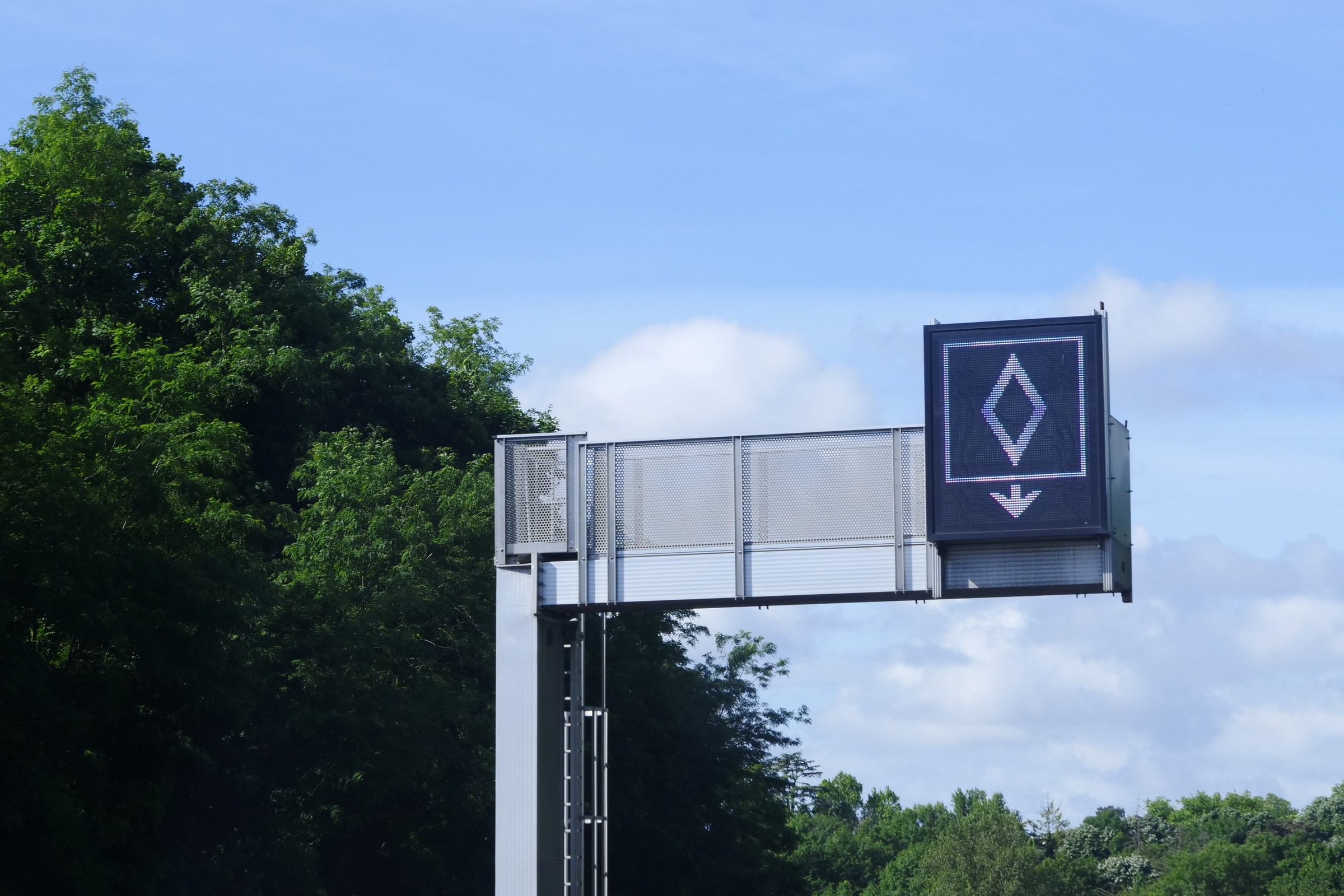 Nowy znak na francuskich autostradach. Kierowcy muszą uważać na biały diament