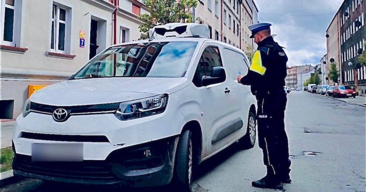 Policjanci zatrzymali kierowcę Toyoty. Po 16-latka przyjechał ojciec. Też bez "prawka". A nie, jednak nie
