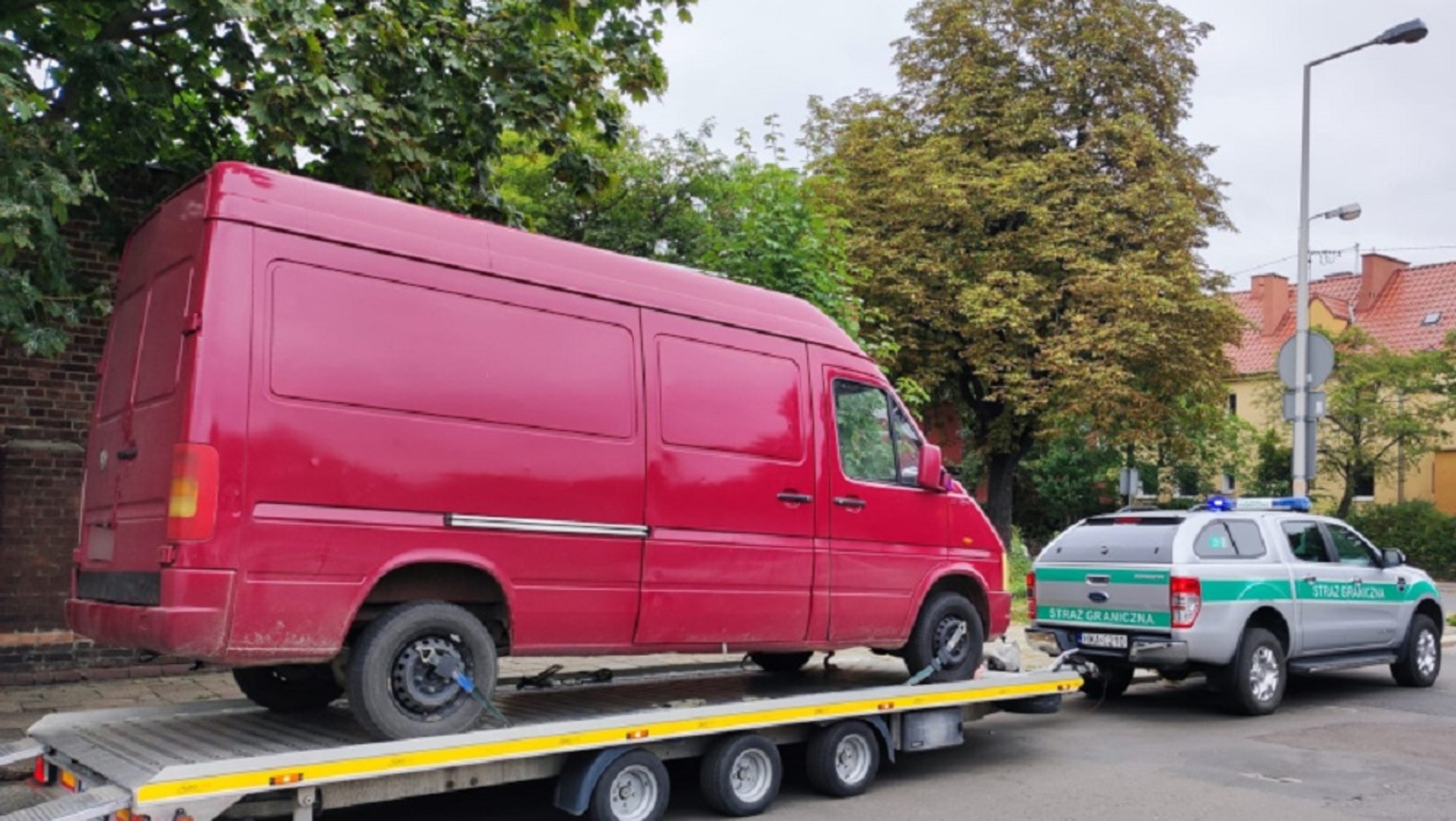 Pojazd "kuriera" i cudzoziemcy zostali przekazani Straży Granicznej