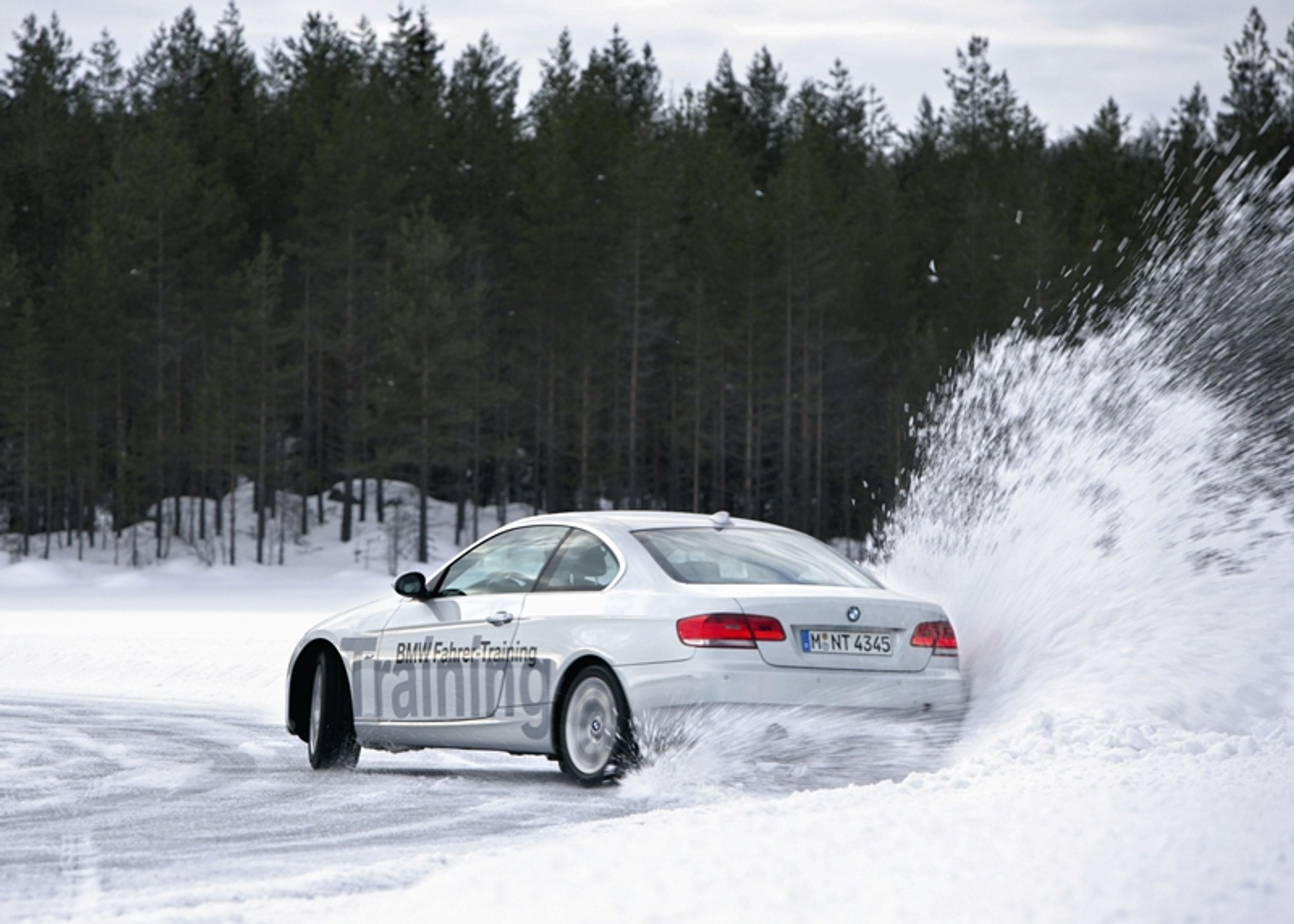 Mercedes i BMW szaleją na śniegu