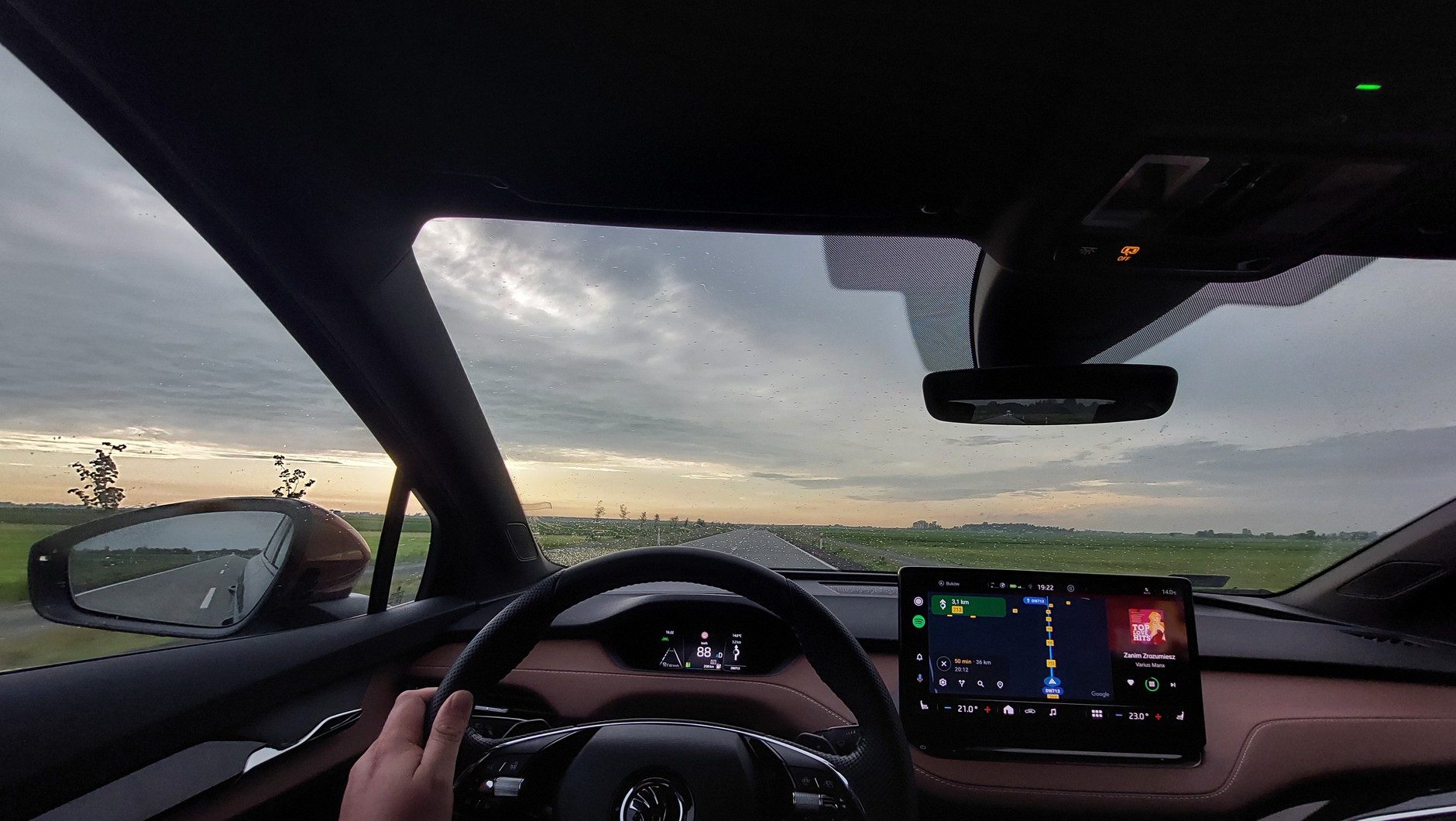 Wnętrze auta robi spore wrażenie. Widać inspirację BMW.