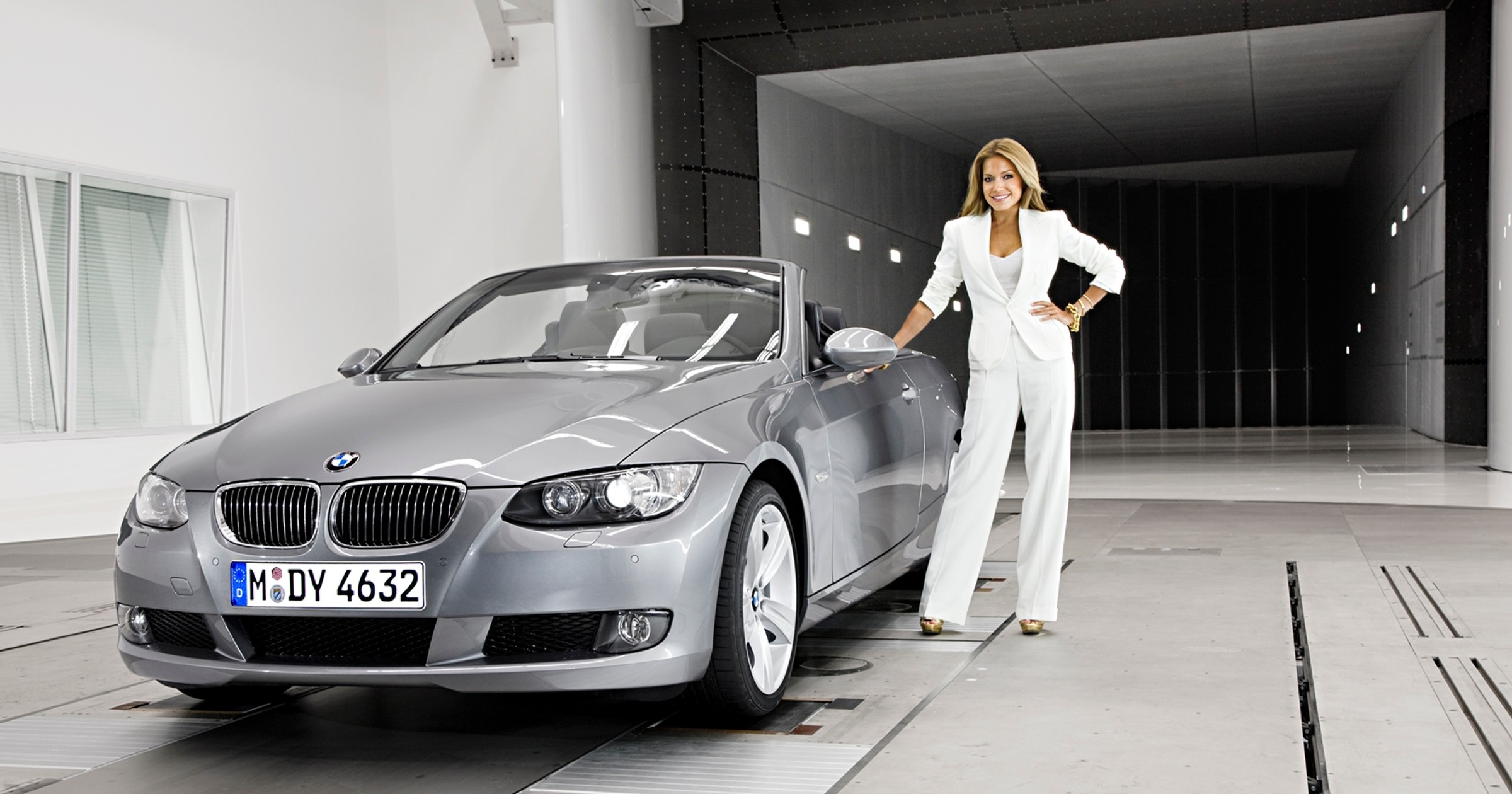 Blondyna w BMW