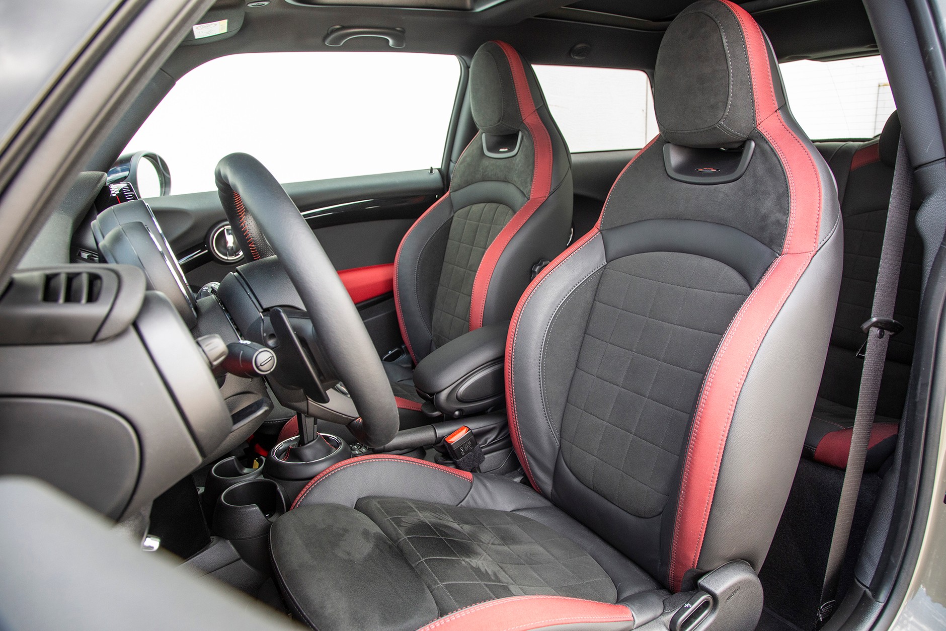 Mini Cooper 2.0 JCW - imponuje jazdą, wyglądem i ceną