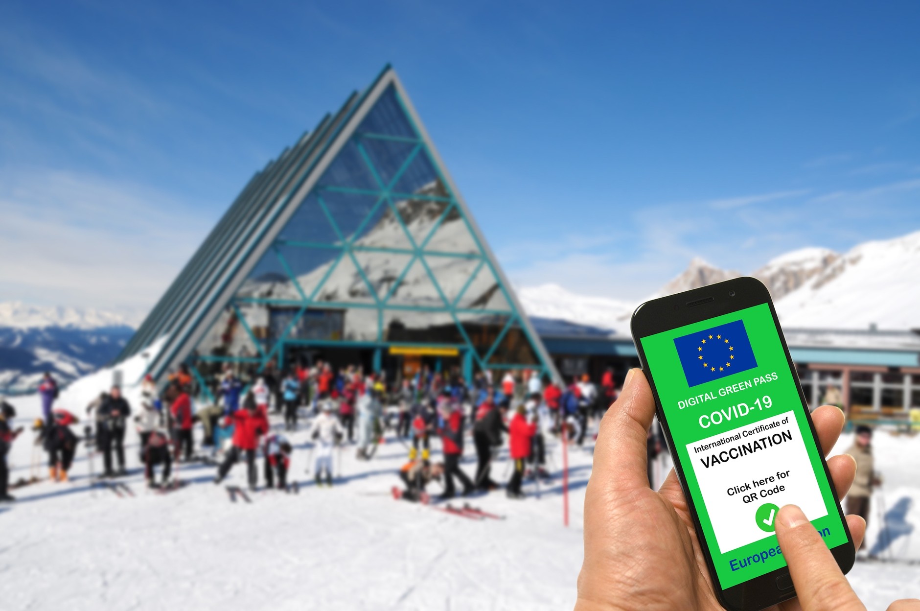 Na granicach certyfikaty szczepień sprawdzane są jedynie wyrywkowo, za to często żeby wejść na stok lub skorzystać z wyciągu, trzeba okazać odpowiedni dokument.