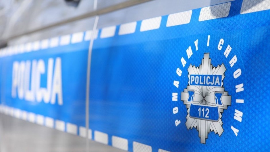 Obraz pochodzący z serwisu https://podkarpacka.policja.gov.pl/rze/aktualnosci/128560,Dzielnicowy-po-sluzbie-udzielil-pomocy-poszkodowanemu-w-wypadku-drogowym.html