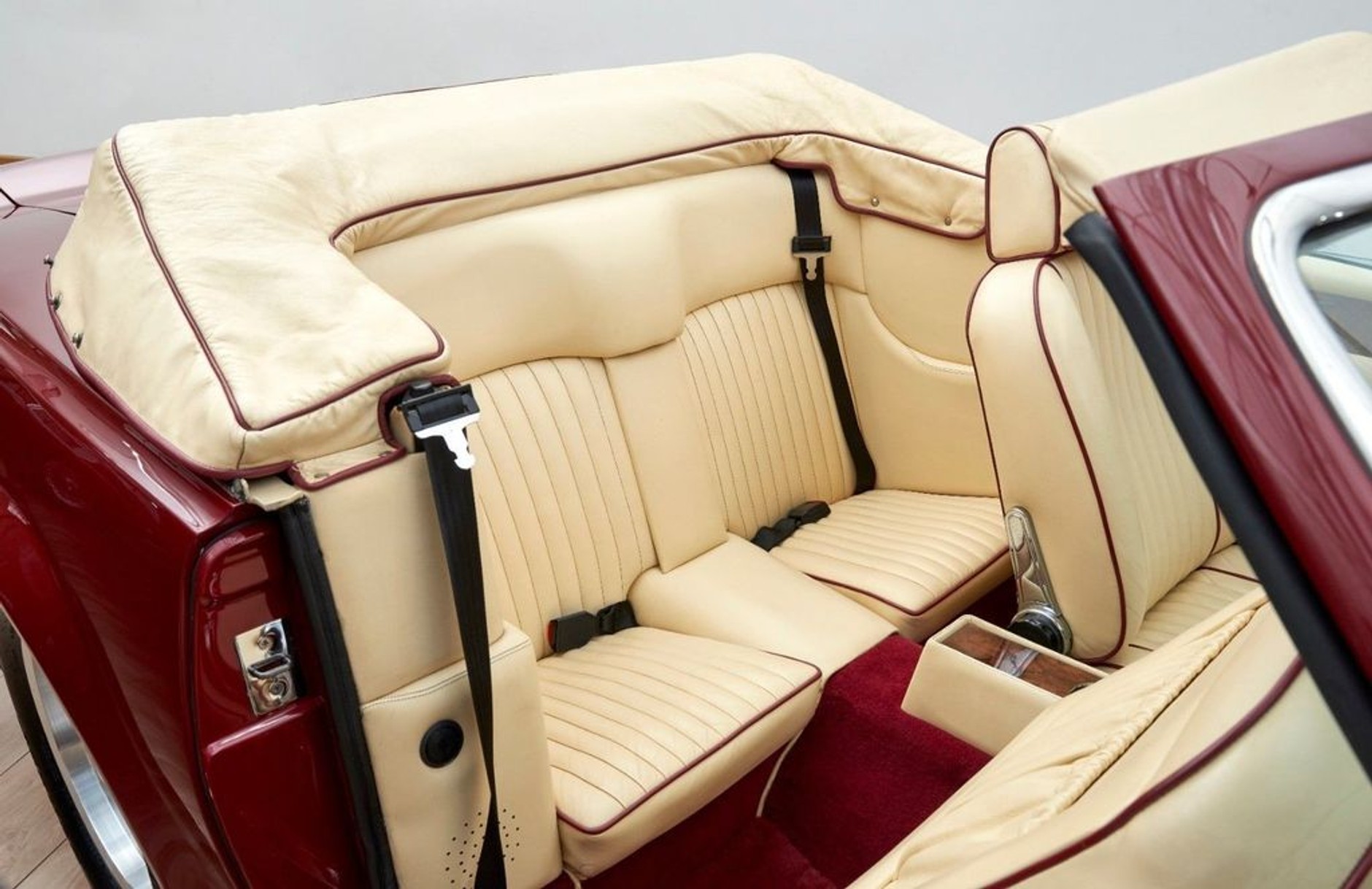 Aston Martin V8 Ventage Volante należący do Davida Beckhama