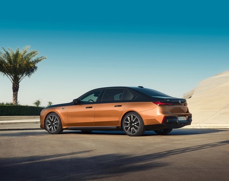 BMW i7 M70