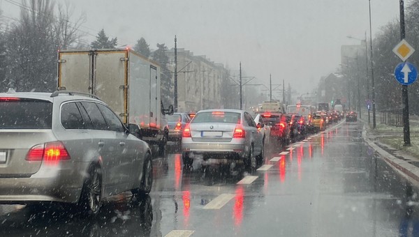 W których miastach stoimy najdłużej w korkach? Nowy raport TomTom Traffic Index 2024