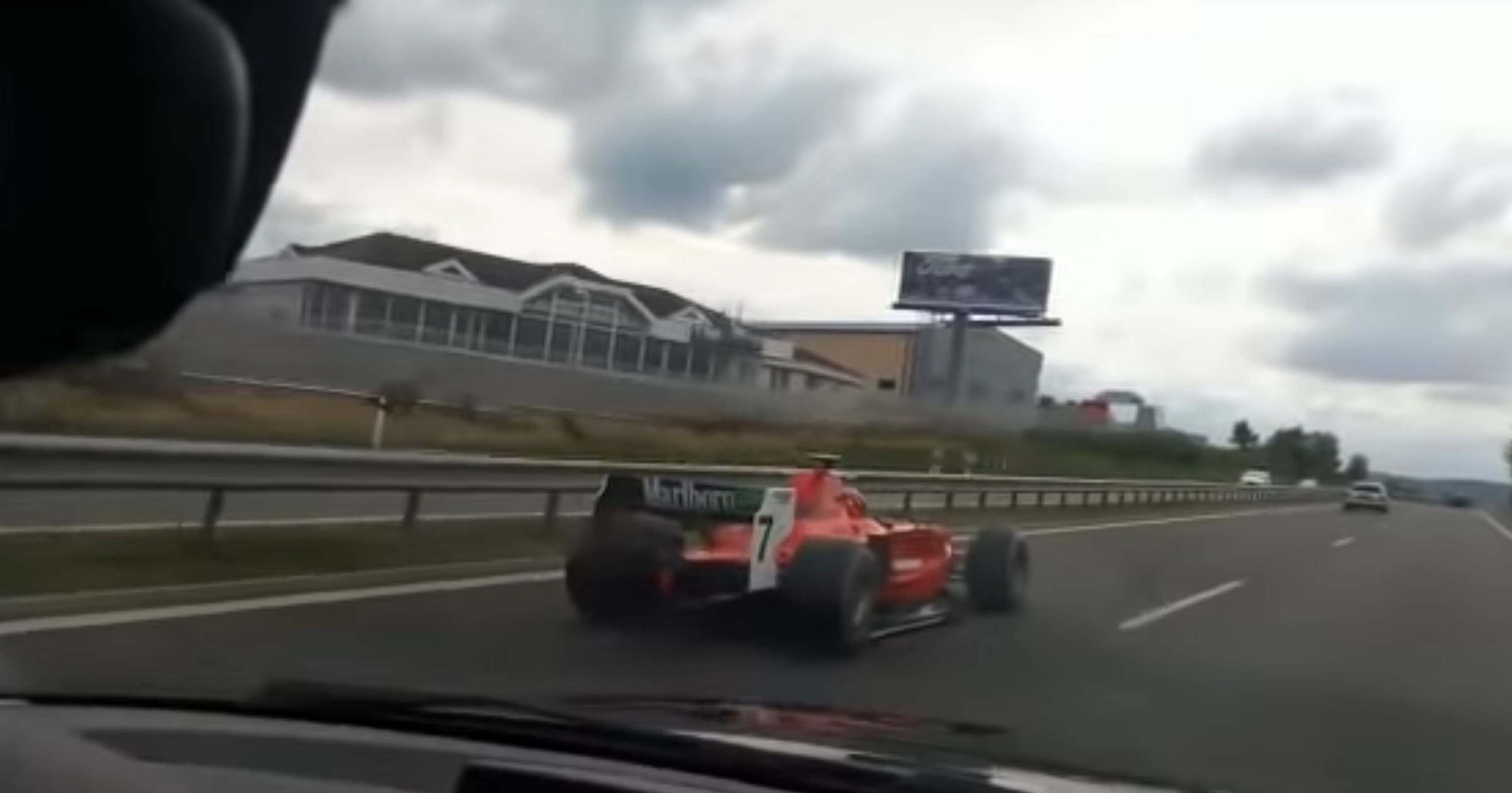 Bolid Fomuły na czeskiej autostradzie