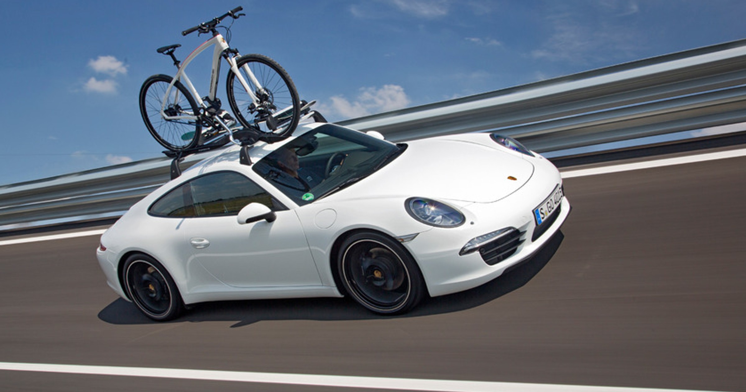 Porsche 911 Carrera S z systemem transportu dachowego Porsche Tequipment
