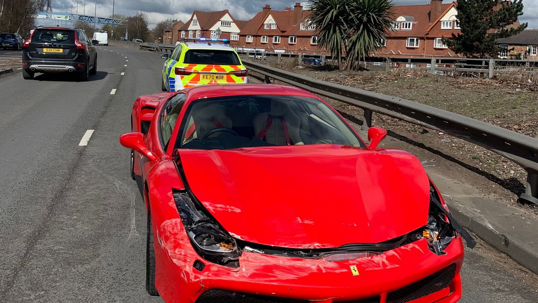 Ferrari 488 GTB rozbite 3 km po zakupie