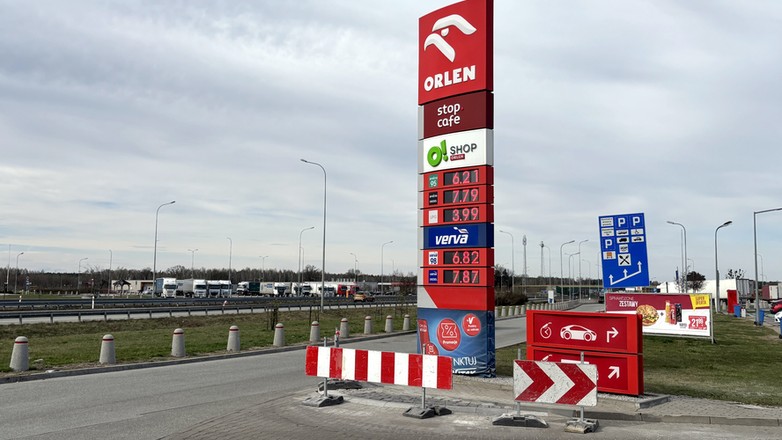 Stacja paliw przy autostradzie A1